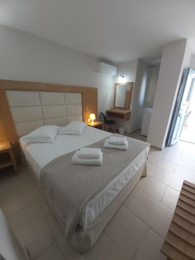 Roussa Center Willa Fira (Santorini)
